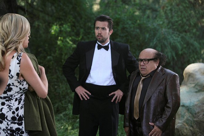 It's Always Sunny in Philadelphia - Season 6 - The Gang Gets Stranded in the Woods - Photos - Rob McElhenney, Danny DeVito