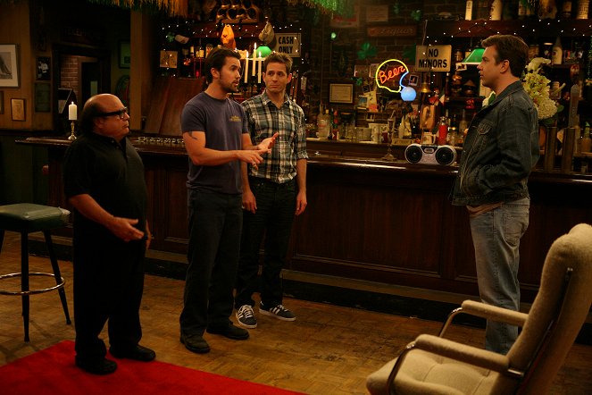 It's Always Sunny in Philadelphia - Die Clique bekommt ein neues Mitglied - Filmfotos - Danny DeVito, Rob McElhenney, Glenn Howerton, Jason Sudeikis