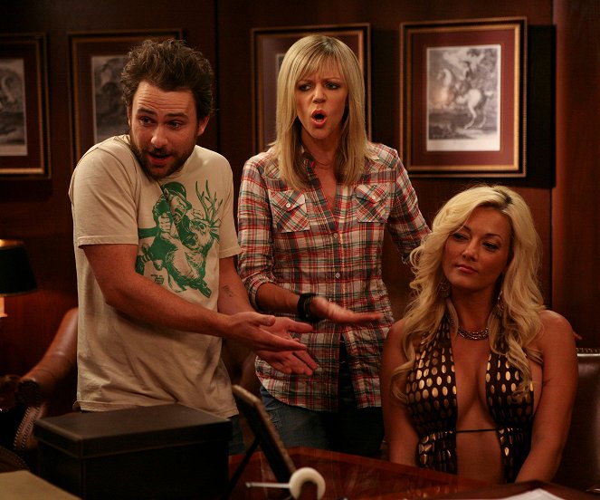 It's Always Sunny in Philadelphia - Paddy's Pub: Home of the Original Kitten Mittens - Photos - Charlie Day, Kaitlin Olson