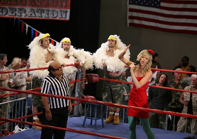 It's Always Sunny in Philadelphia - Season 5 - The Gang Wrestles for the Troops - Photos - Glenn Howerton, Danny DeVito, Charlie Day, Rob McElhenney, Kaitlin Olson