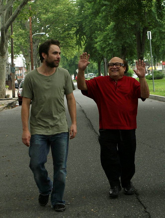 It's Always Sunny in Philadelphia - The Waitress Is Getting Married - Van film - Charlie Day, Danny DeVito