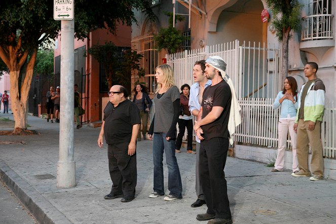 It's Always Sunny in Philadelphia - Season 4 - The Gang Solves the Gas Crisis - Photos - Danny DeVito, Kaitlin Olson, Glenn Howerton, Rob McElhenney
