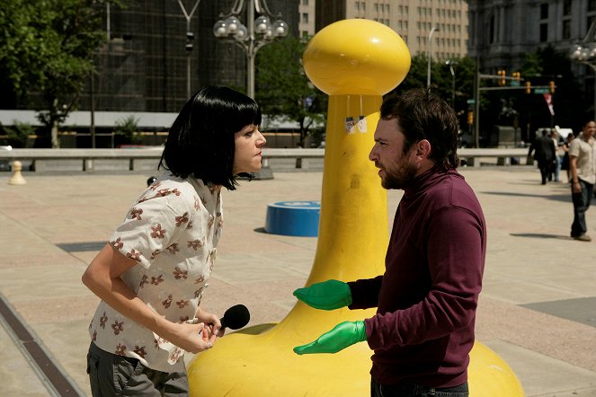 It's Always Sunny in Philadelphia - Mac's Banging the Waitress - Photos - Charlie Day