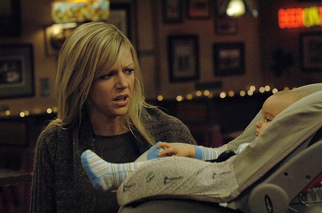 Philadelphia - Season 3 - La Bande trouve un bébé poubelle - Film - Kaitlin Olson