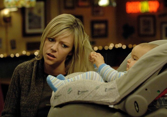 Philadelphia - Season 3 - La Bande trouve un bébé poubelle - Film - Kaitlin Olson