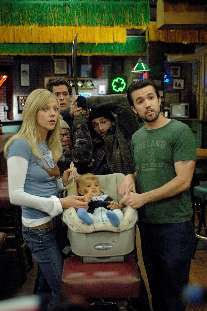 It's Always Sunny in Philadelphia - Season 3 - The Gang Finds a Dumpster Baby - Photos - Kaitlin Olson, Danny DeVito, Glenn Howerton, Charlie Day, Rob McElhenney