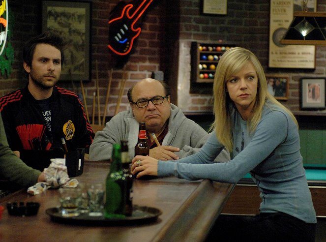 It's Always Sunny in Philadelphia - The Gang Solves the North Korea Situation - Van film - Charlie Day, Danny DeVito, Kaitlin Olson