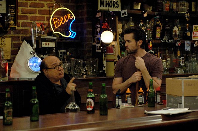 It's Always Sunny in Philadelphia - The Gang Solves the North Korea Situation - Photos - Danny DeVito, Rob McElhenney
