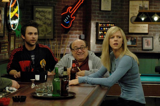 It's Always Sunny in Philadelphia - The Gang Solves the North Korea Situation - Photos - Charlie Day, Danny DeVito, Kaitlin Olson