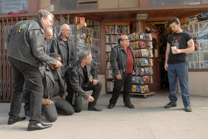 Felhőtlen Philadelphia - The Gang Sells Out - Filmfotók - Danny DeVito, Rob McElhenney