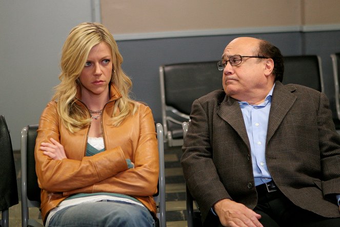 It's Always Sunny in Philadelphia - Season 2 - Charlie Gets Crippled - Z filmu - Kaitlin Olson, Danny DeVito