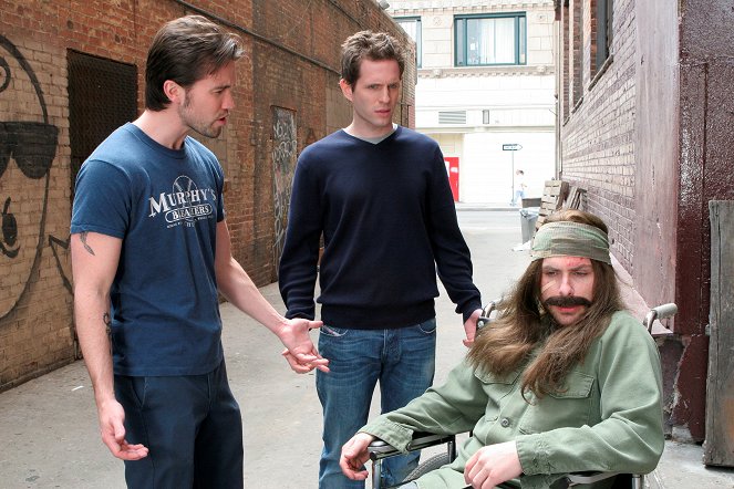 Felhőtlen Philadelphia - Charlie Gets Crippled - Filmfotók - Rob McElhenney, Glenn Howerton, Charlie Day