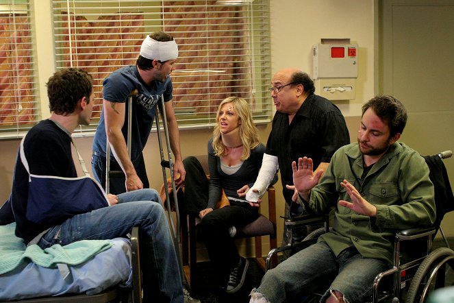 Elämää Philadelphiassa - Season 2 - Charlie Gets Crippled - Kuvat elokuvasta - Rob McElhenney, Kaitlin Olson, Danny DeVito, Charlie Day