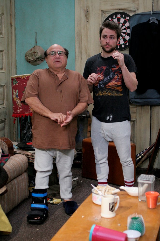 It's Always Sunny in Philadelphia - The Gang Goes Jihad - Photos - Danny DeVito, Charlie Day
