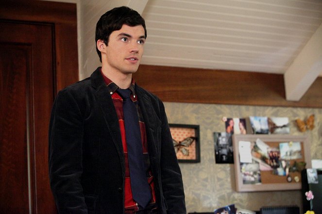 Pretty Little Liars - For Whom the Bell Tolls - Photos - Ian Harding