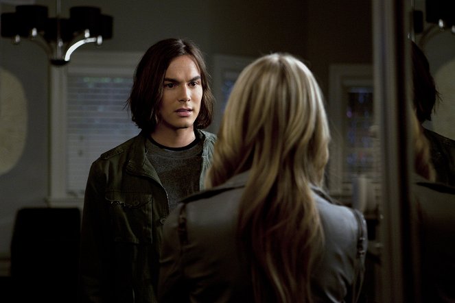 Pretty Little Liars - Someone to Watch Over Me - Photos - Tyler Blackburn