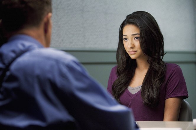 Pretty Little Liars - A Person of Interest - Van film - Shay Mitchell