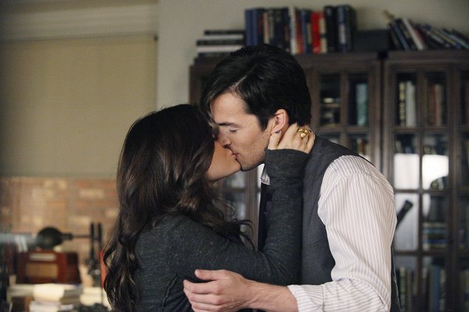 Pretty Little Liars - Know Your Frenemies - Photos - Lucy Hale, Ian Harding