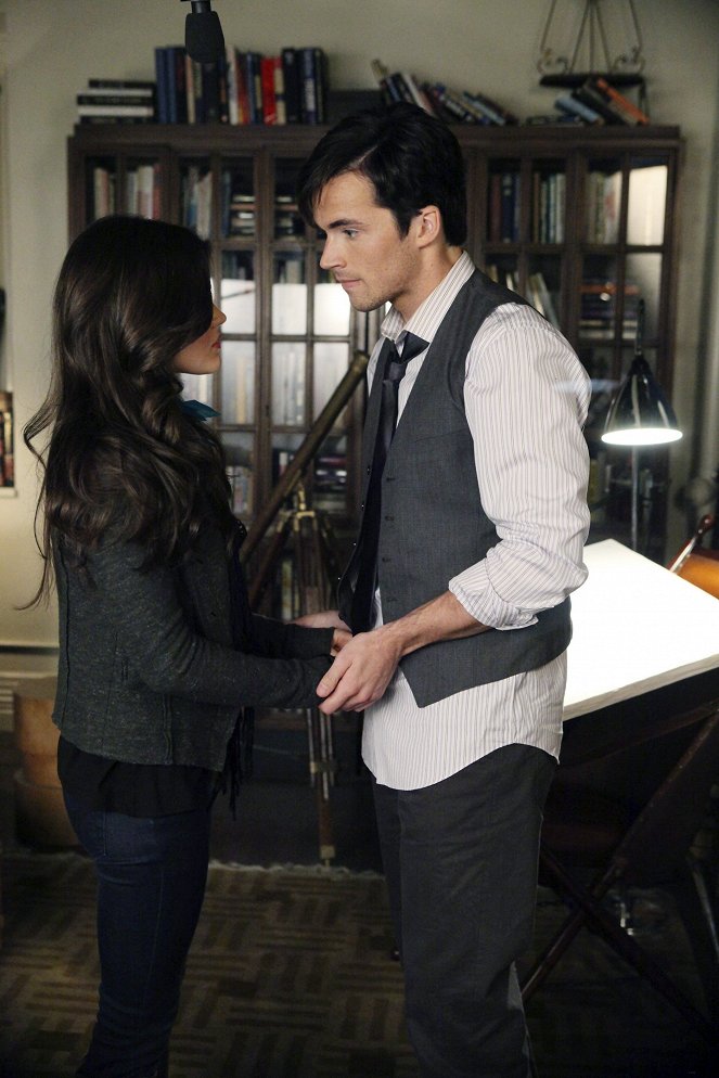 Pretty Little Liars - Know Your Frenemies - Photos - Lucy Hale, Ian Harding