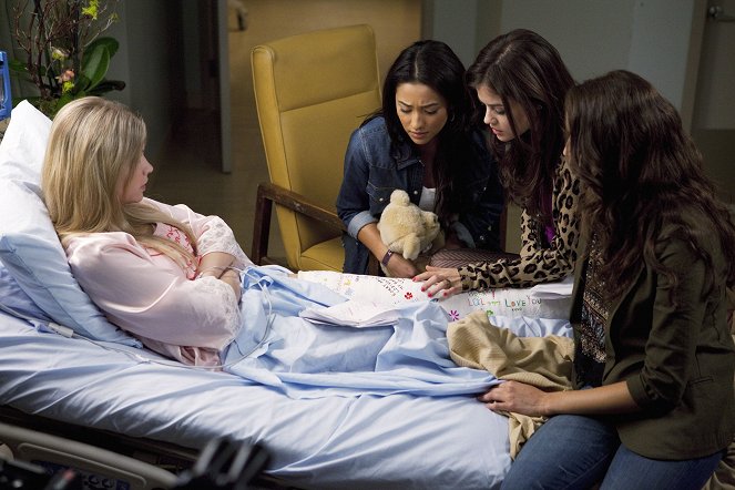 Pretty Little Liars - Moments Later - Photos - Ashley Benson, Shay Mitchell, Lucy Hale