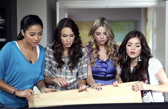 Pretty Little Liars - Please, Do Talk About Me When I'm Gone - Photos - Shay Mitchell, Troian Bellisario, Ashley Benson, Lucy Hale