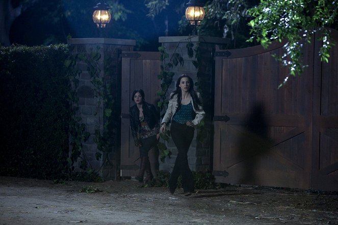 Pretty Little Liars - My Name Is Trouble - Photos - Lucy Hale, Troian Bellisario