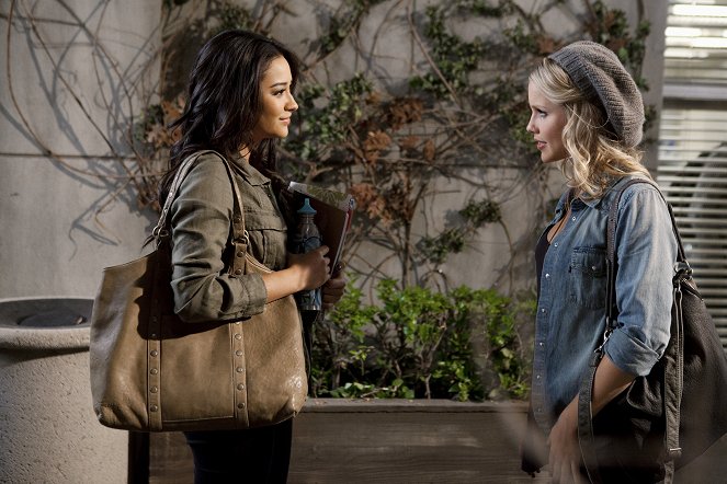 Pretty Little Liars - Blind Dates - Photos - Shay Mitchell, Claire Holt