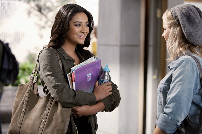 Pretty Little Liars - Blind Dates - Photos - Shay Mitchell