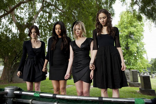 Pretty Little Liars - Cadavre exquis - Film - Lucy Hale, Shay Mitchell, Ashley Benson, Troian Bellisario