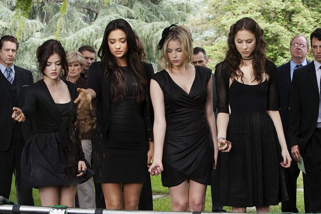 Pretty Little Liars - Season 2 - The Devil You Know - Photos - Lucy Hale, Shay Mitchell, Ashley Benson, Troian Bellisario