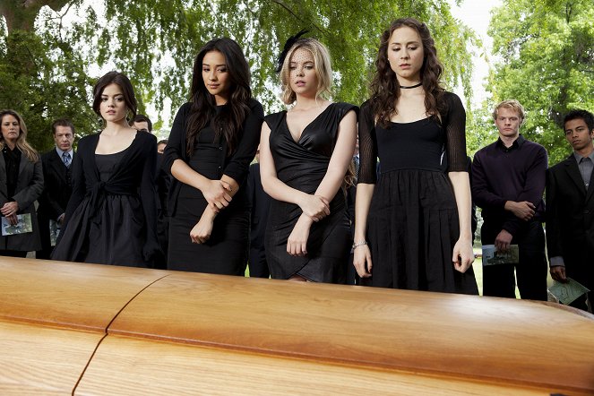 Pretty Little Liars - Season 2 - Cadavre exquis - Film - Lucy Hale, Shay Mitchell, Ashley Benson, Troian Bellisario