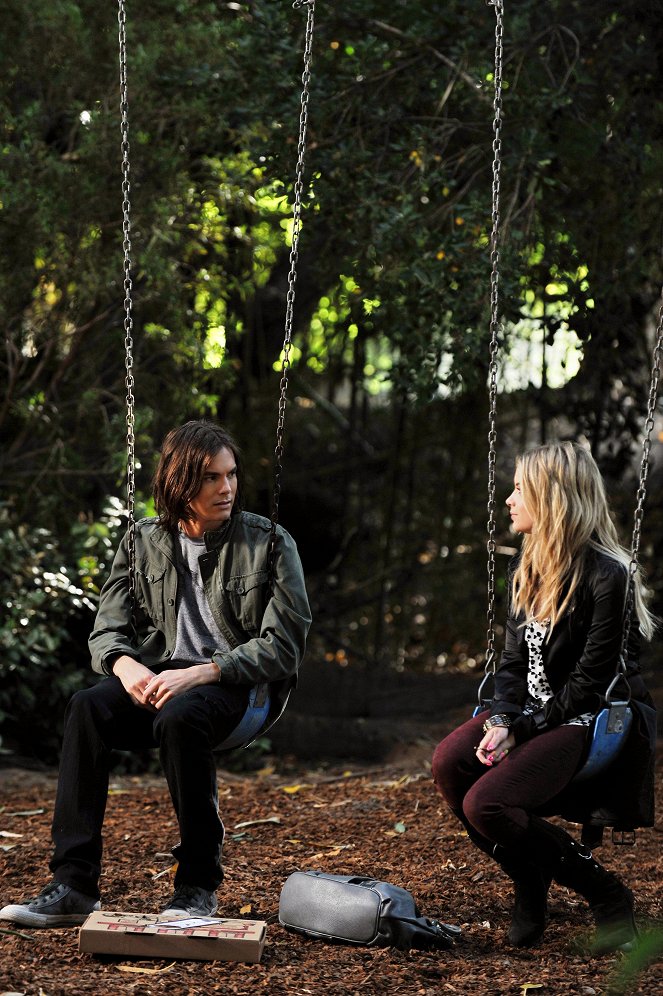 Pretty Little Liars - Season 2 - Picture This - Photos - Tyler Blackburn, Ashley Benson