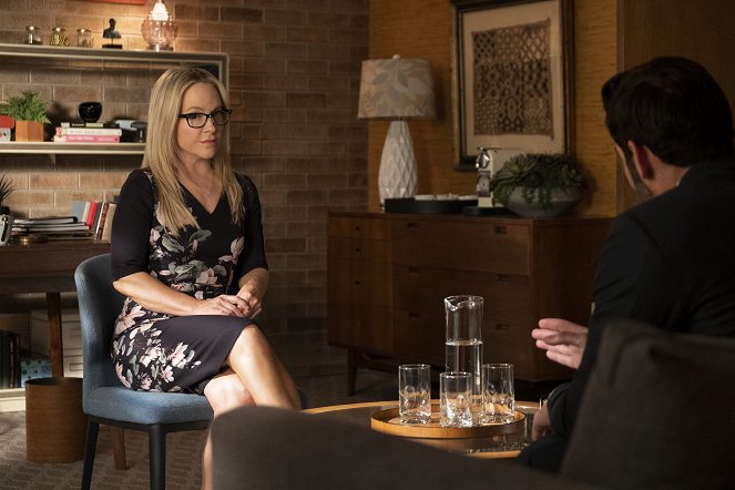 Lucifer - Season 6 - Buckets of Baggage - Photos - Rachael Harris