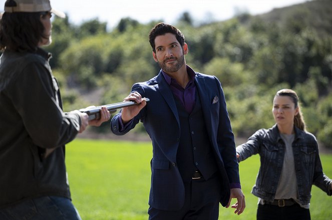 Lucifer - Season 6 - Pin the Tail on the Daddy - Photos