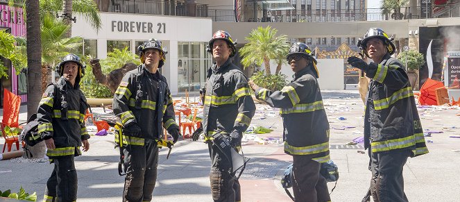 911 L.A. - Season 5 - Pánik - Filmfotók - Kenneth Choi, Ryan Guzman, Peter Krause, Aisha Hinds, Oliver Stark
