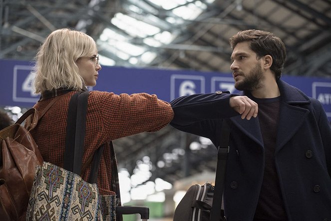 Moderní láska - Cizinci ve vlaku (do Dublinu) - Z filmu - Lucy Boynton, Kit Harington
