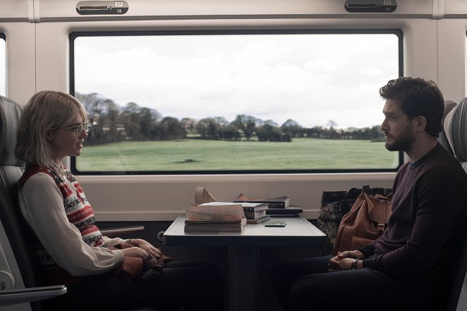 Modern Love - Strangers on a (Dublin) Train - Van film - Lucy Boynton, Kit Harington