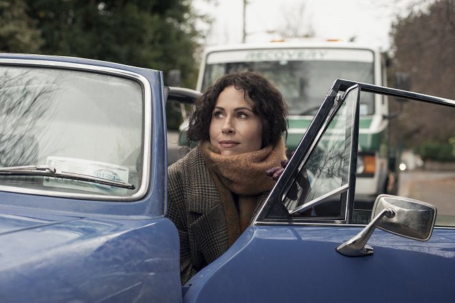 Modern Love - On a Serpentine Road, with the Top Down - Van film - Minnie Driver