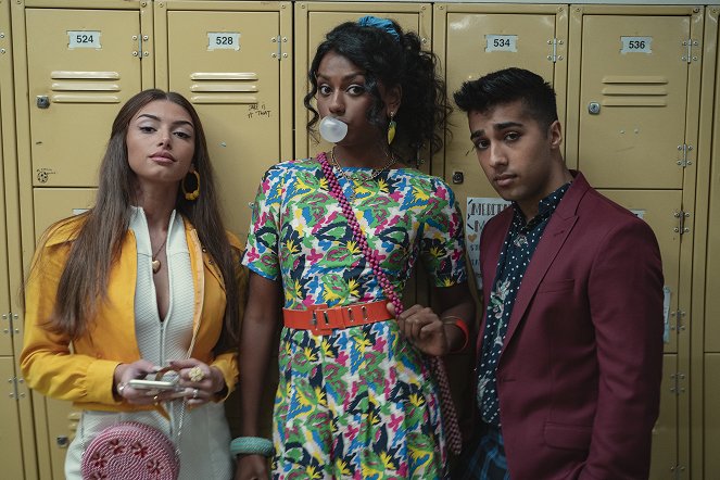 Sex Education - Season 3 - Episode 1 - Werbefoto - Mimi Keene, Simone Ashley, Chaneil Kular