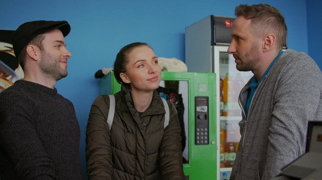 Keresztanyu - Season 2 - A tüntetés - Filmfotók - Csaba Kenderes, Evelin Dobos, László Józan