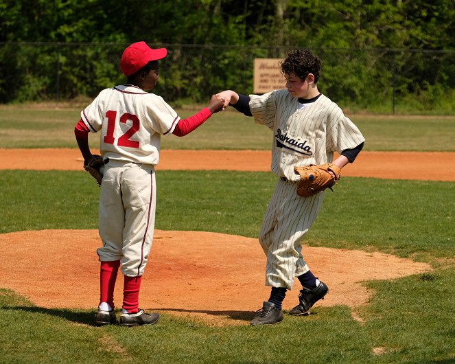 The Wonder Years - Pilot - Photos - Elisha Williams, Julian Lerner