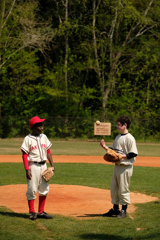 The Wonder Years - Pilot - Photos - Elisha Williams, Julian Lerner