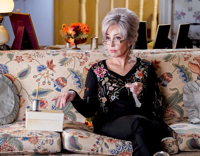 Young Sheldon - A Box of Treasure and the Meemaw of Science - Van film - Annie Potts