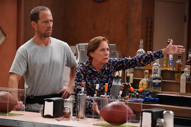 The Conners - Season 4 - Education, Corruption, and Damnation - Z filmu - Nat Faxon, Laurie Metcalf
