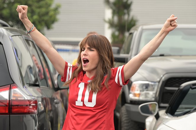 Home Economics - Season 2 - 49ers Foam Finger, $7 - Kuvat elokuvasta - Karla Souza