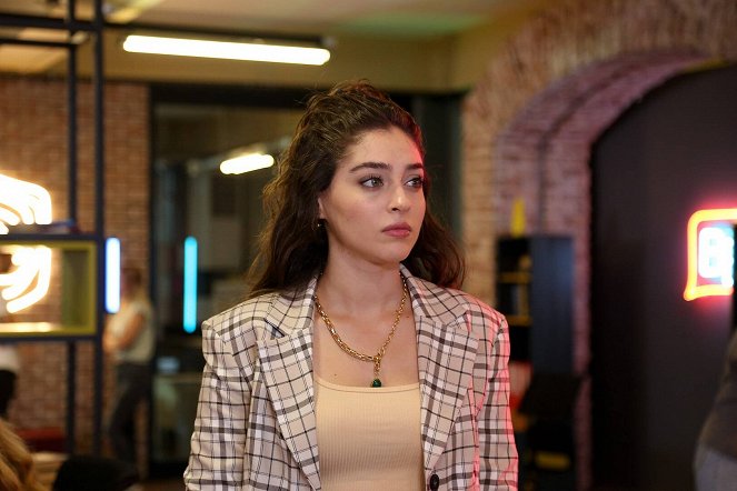 Twist of Fate - Episode 14 - Photos - Cemre Baysel