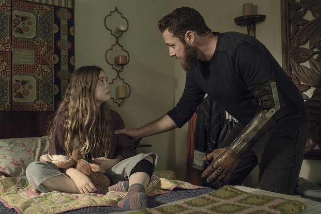 The Walking Dead - Out of the Ashes - Photos - Anabelle Holloway, Ross Marquand
