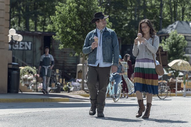 The Walking Dead - Out of the Ashes - Van film - Josh McDermitt, Chelle Ramos
