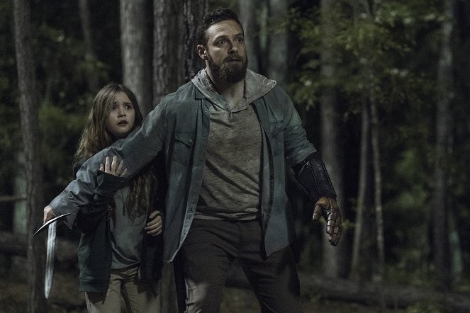 The Walking Dead - Out of the Ashes - Filmfotók - Anabelle Holloway, Ross Marquand