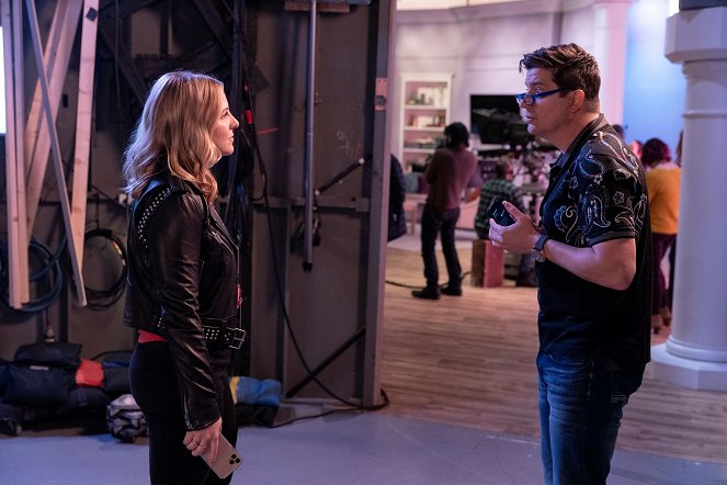 The Other Two - Season 2 - Pat Gets an Offer to Host "Tic Tac Toe" - Photos - Heléne Yorke, Ken Marino